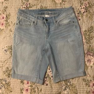 Ladies Brand TIME AND TRU Size 6 Mid-Rise Light Blue Shorts with cuffs